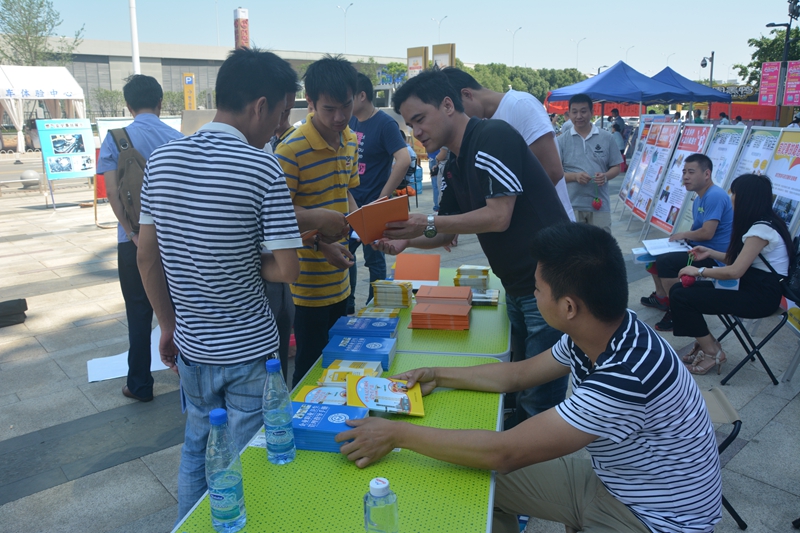 “安全生产月”系列活动之八——武汉建设安全管理协会与各区建管站联合举办“6．16”安全生产咨询日活动