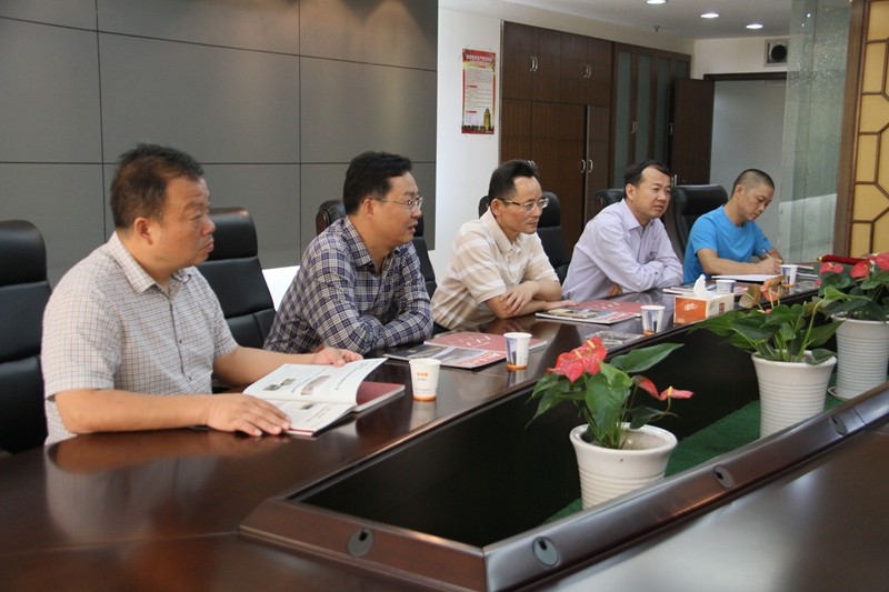 武汉开发区(汉南区)领导赴武建集团赠送感谢锦旗