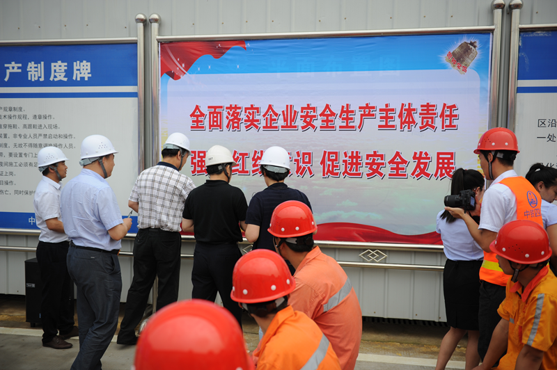 武汉市建委组织开展“6.16”安全生产宣传咨询日活动